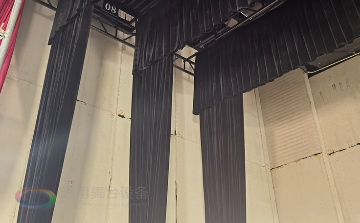 通用舞臺教您如何選購高性價比阻燃幕布產品！